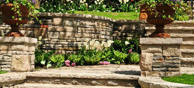 Каменная лестница: из искусственного материала, ступени из натурального камня, облицовка