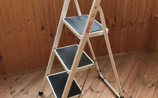 Стремянка 3 ступени: с широкими ступенями для дома, с резиновым покрытием