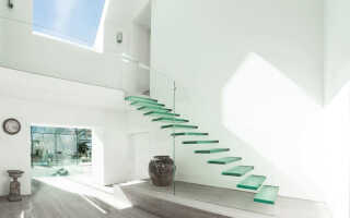 Перила из стекла: материалы, крепежи и особенности монтажа