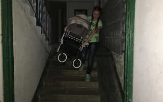 Пандус для колясок: откидной металлический (деревянный) для детских в жилых домах (подъездах), установка