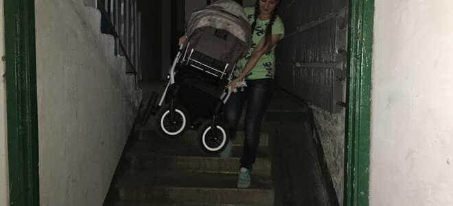 Пандус для колясок: откидной металлический (деревянный) для детских в жилых домах (подъездах), установка