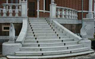 Высокое крыльцо: как оборудовать вход в загородный дом с высоким цоколем