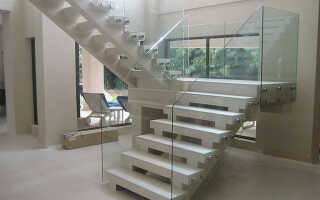 Стеклянное ограждение для лестницы: преимущества и недостатки, способы монтажа