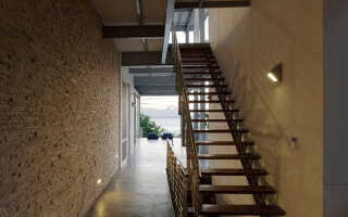 Изготовление лестниц: рассчитать угол наклона и шаг, крепление к перекрытию и освещение