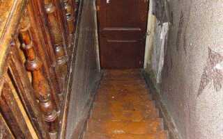 Ремонт деревянной лестницы. Реставрация лакокрасочного покрытия. Заделка глубоких царапин и сколов поверхности ступеней. Ремонт сбитых краев и поврежденных ступеней. Устранение скрипа