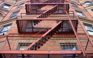 Наружная пожарная лестница: требования к эвакуационным металлическим лестницам, сферы применения (фото, схемы, таблицы).