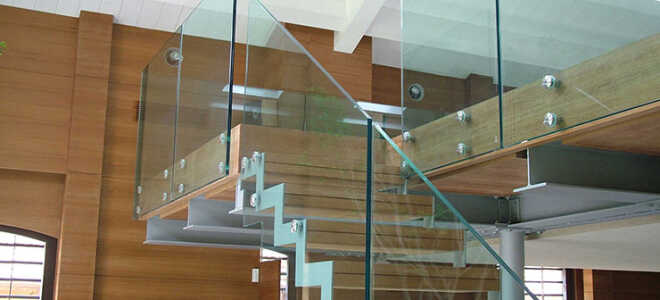 Ограждения для лестниц из стекла