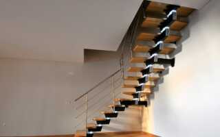 Г образная лестница: деревянные конструкции с площадкой, материалы и особенности