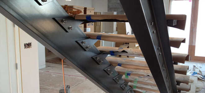 Как обустроить лестницу на металлическом косоуре