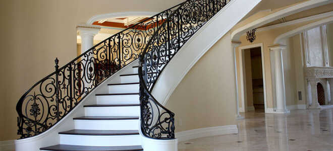 Красим лестницу своими руками различными методами