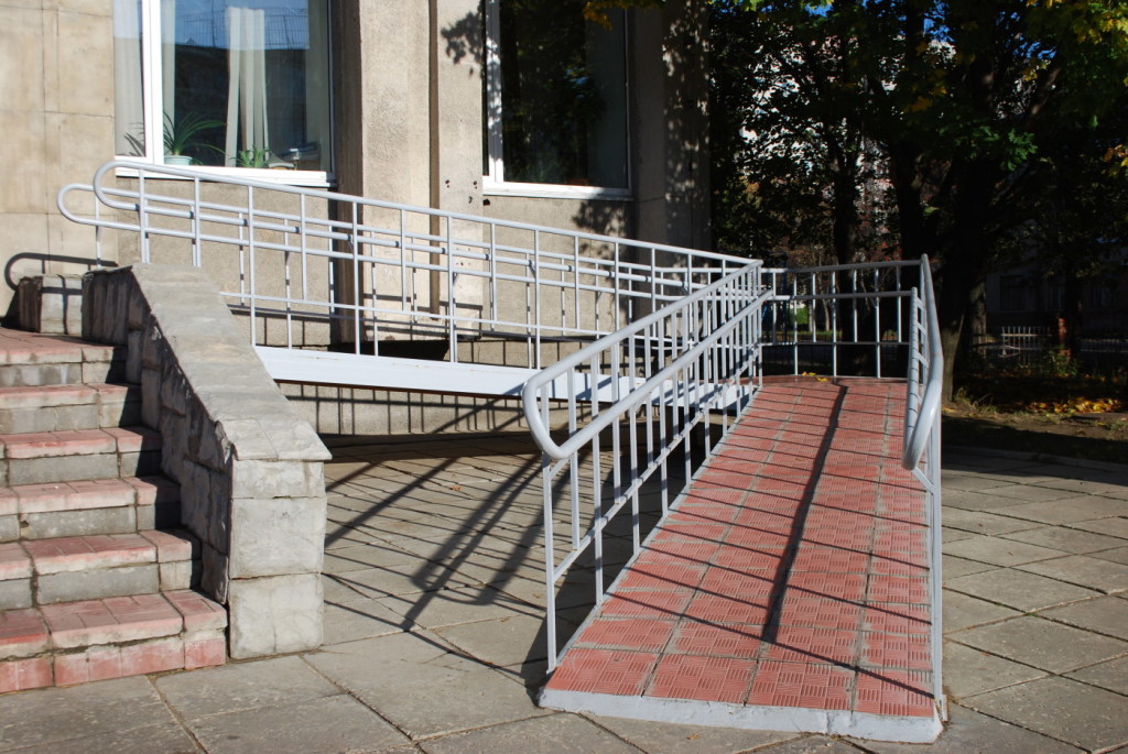 Пандус с углом наклона 10 %.