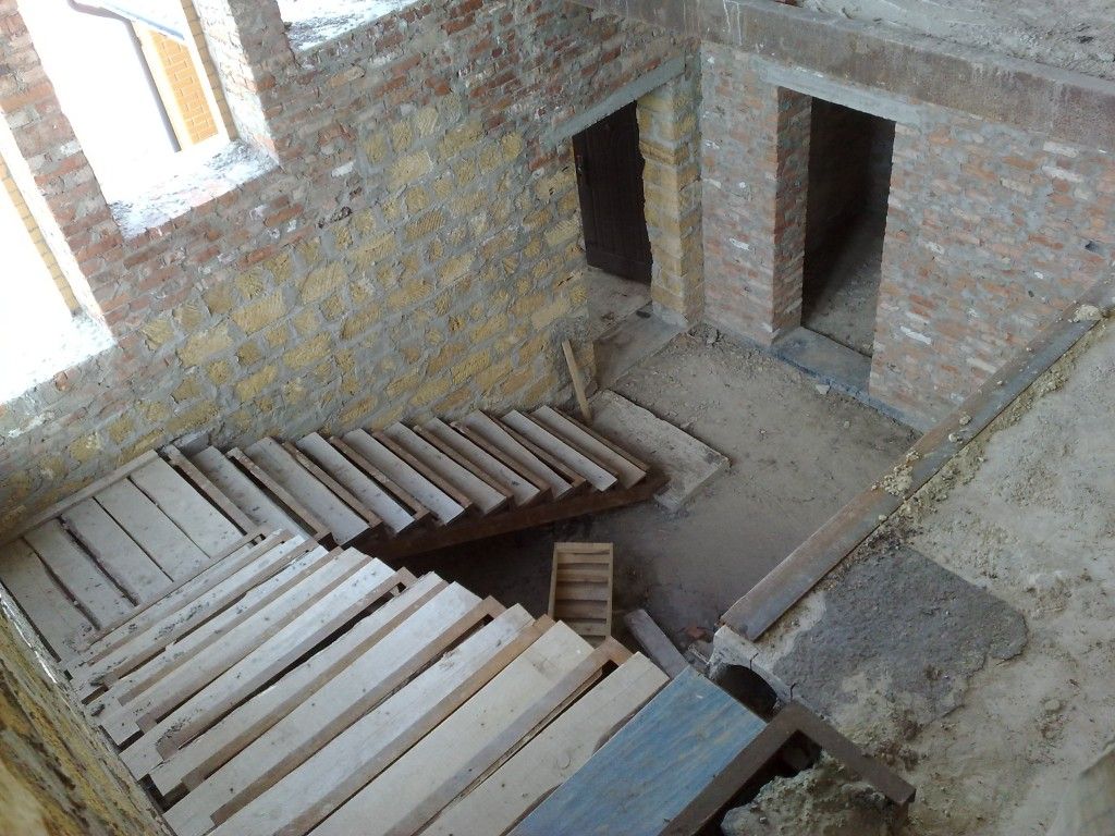 Межэтажный лестничный марш для коттеджа