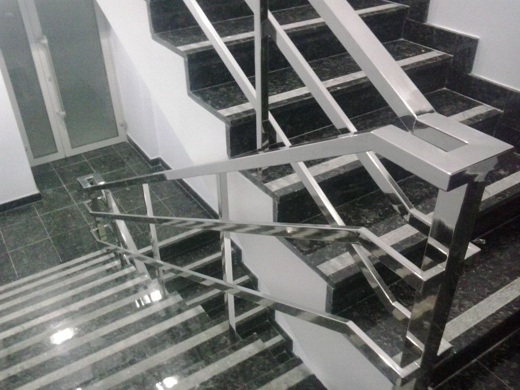 Стильные и практичные лестницы из нержавеющей стали