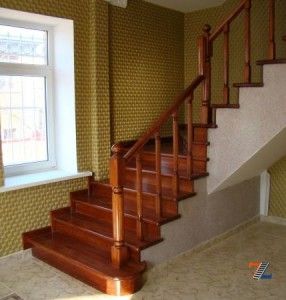 Установка ограждения лестницы из дерева
