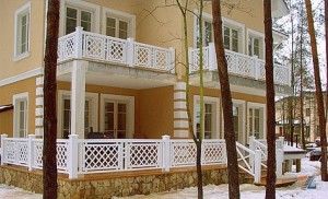 По периметру русской усадьбы – ансамбль белых ограждений из дерева По периметру русской усадьбы – ансамбль белых ограждений из дерева
