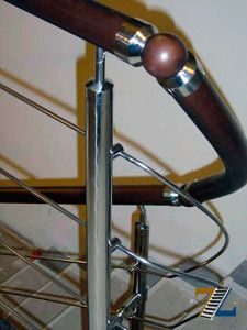 Дуэт ограждений из нержавейки и деревянных поручней