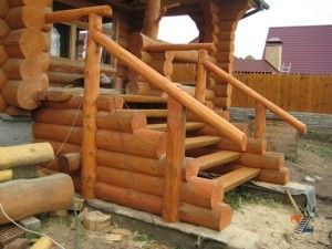 Крыльцо из цельных бревен