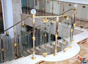 Лестничные комбинации из "золотой" нержавейки и матированных пластин