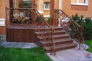 Кованые завитки в сочетании с клинкером
