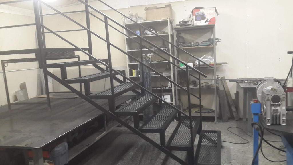 служебная металлическая лестница