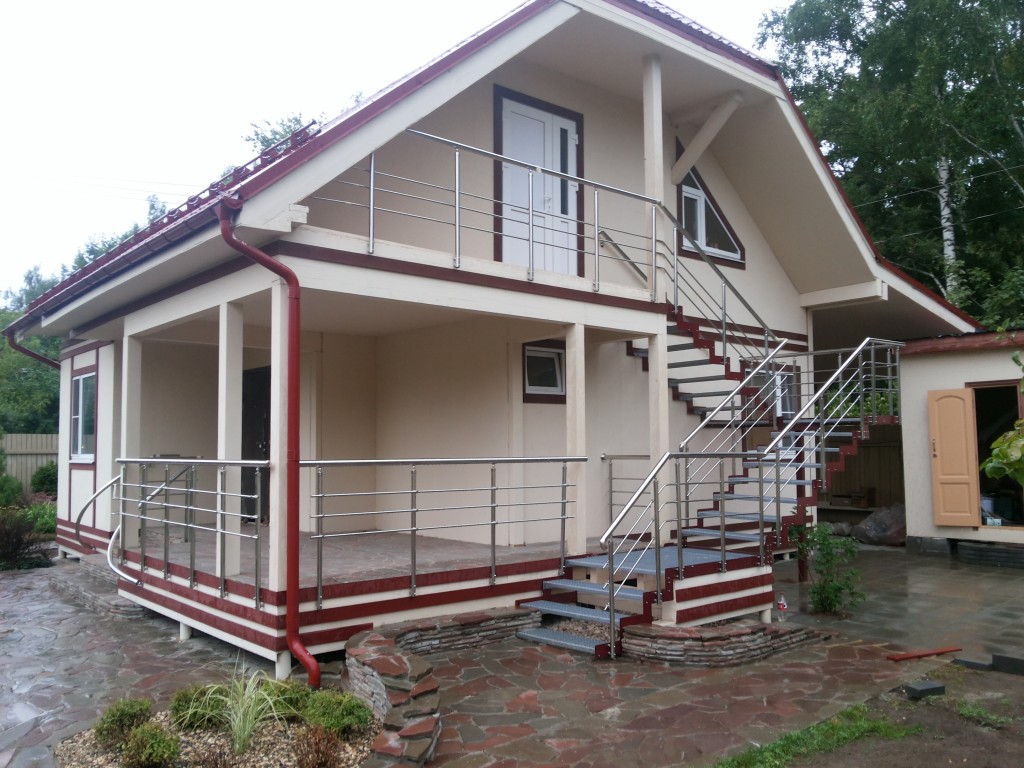 Металлическая наружная лестница