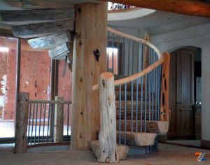 Винтовая конструкция из бревен