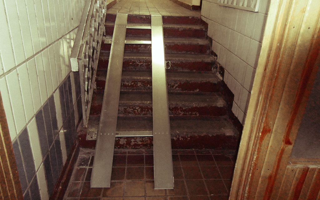 Откидной пандус может быть установлен даже на маленьком лестничном марше, а в сложенном состоянии не будет мешать остальным жильцам дома.