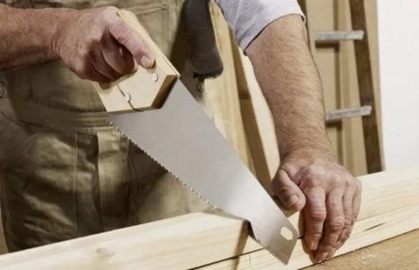 пилить древесину