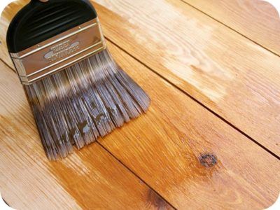 покрыть дерево лаком