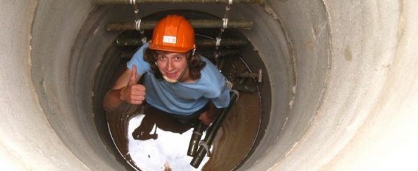 спуск в колодец по лестнице