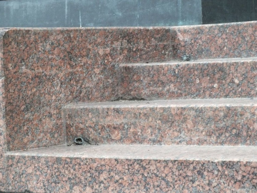 Противоскользящие уголки для ступеней