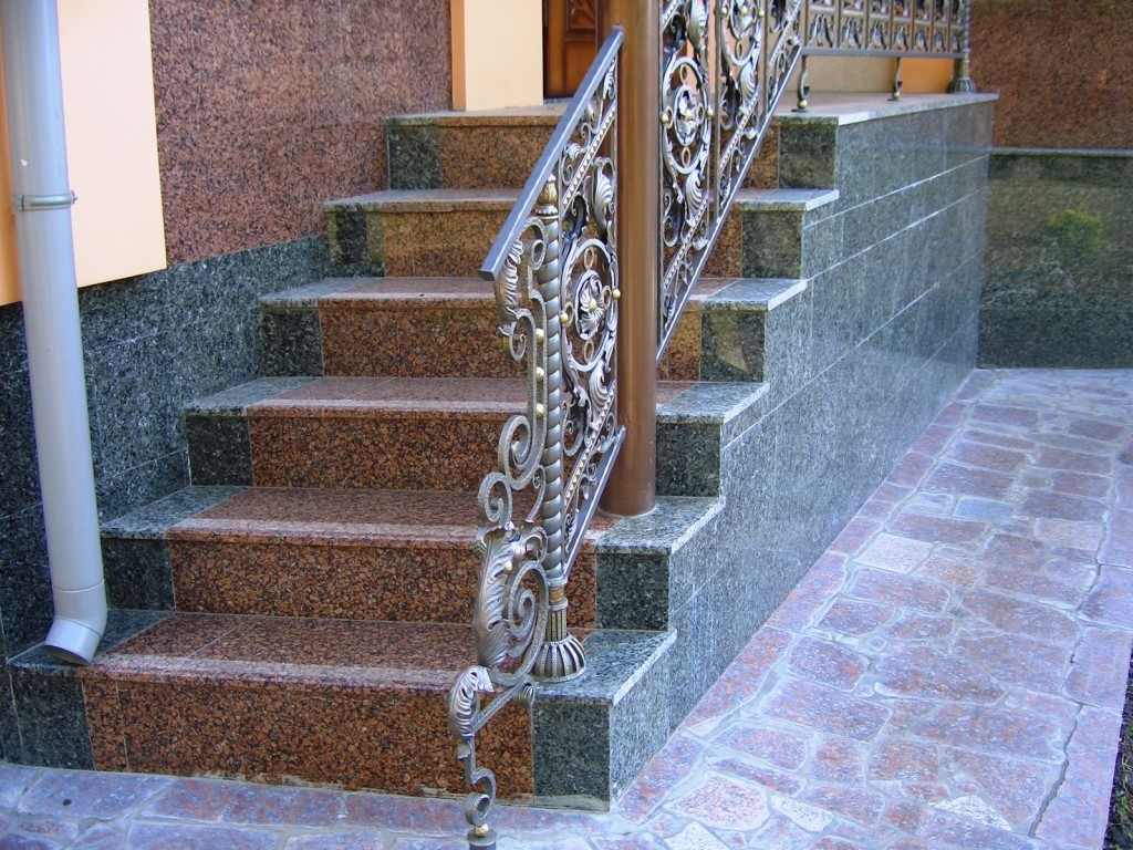 Каменные ступени