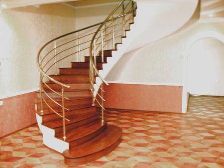 Изящная винтовая лестница, не сразу и скажешь, что она бетонная