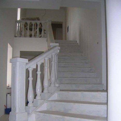 Поручни и балясины из белого мрамора придают лестнице классический вид.