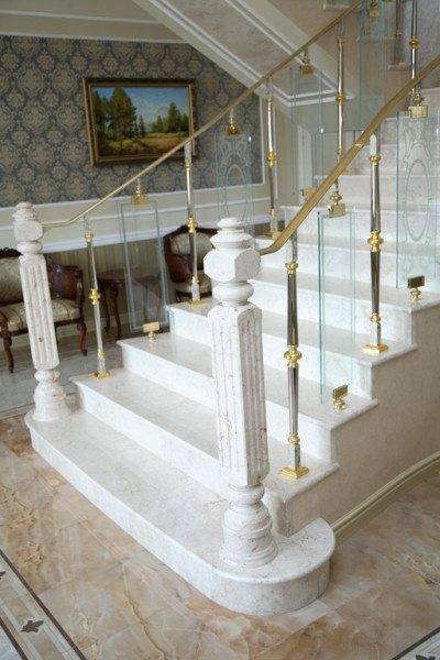 Вариант применения комбинированного ограждения на мраморной лестнице.